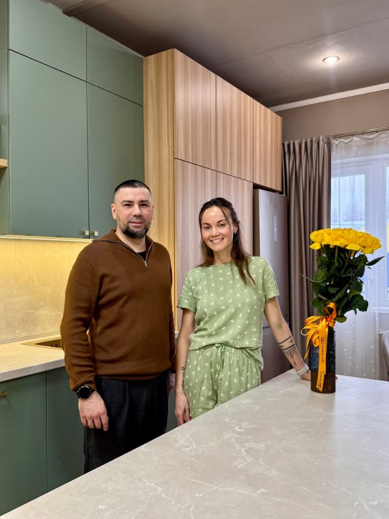 Зелёная кухня на заказ с островом в Ярославле